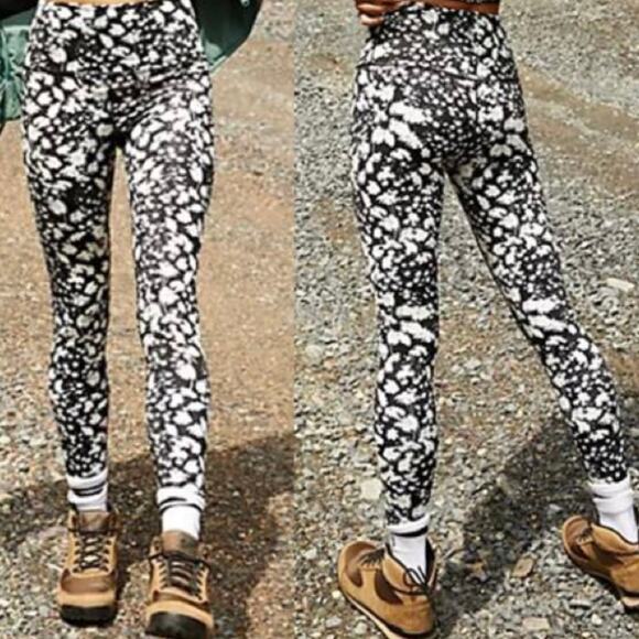 Free People Movement Lose Control Black White Floral Printed Wrap Leggings XS - Picture 1 of 12
